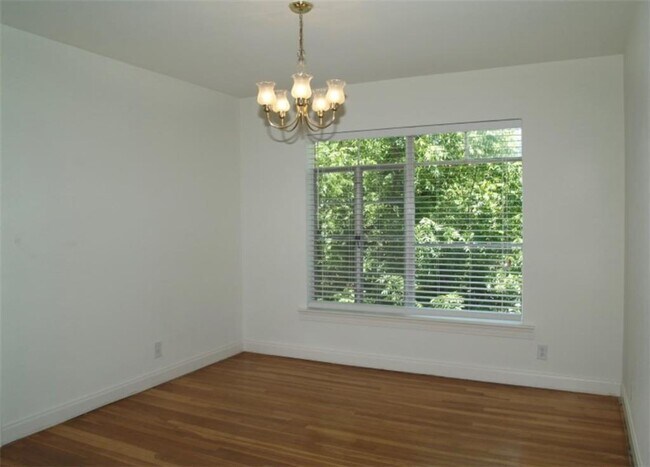 Building Photo - 307 E 33rd St