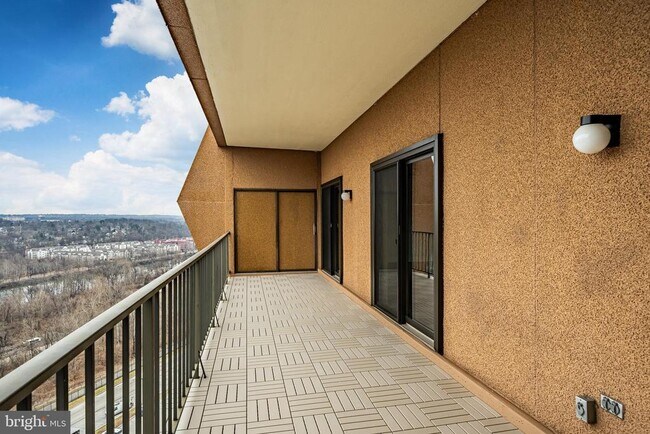 Building Photo - 21510 Valley Forge Cir