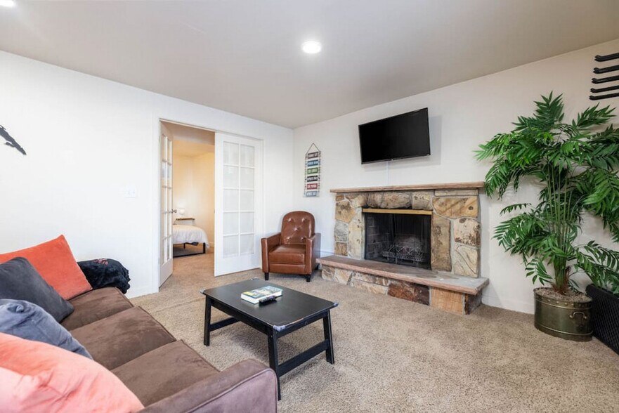 Building Photo - 2560 Cavalier Dr