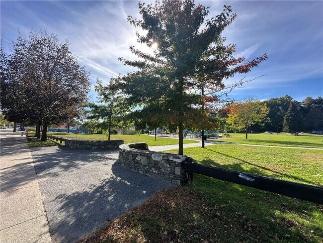 Building Photo - 24 Vale St