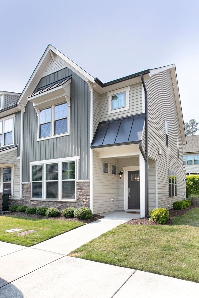 Building Photo - Beautiful 3 bedroom, 2.5 bath end unit townhome home!