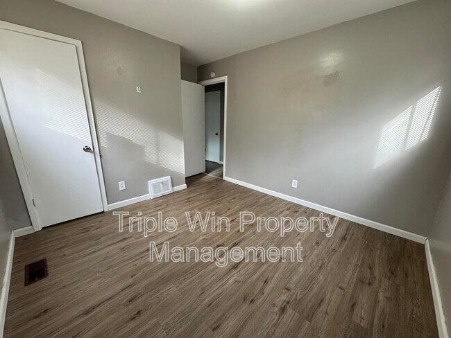 Building Photo - 227 Meadowcrest Dr