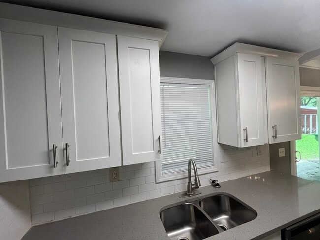 Building Photo - 2503 Broadmoor Dr