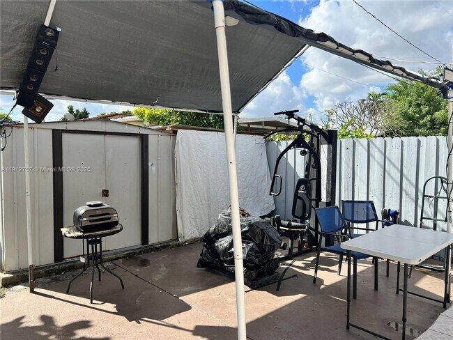 Building Photo - 120 SW 68th Ave