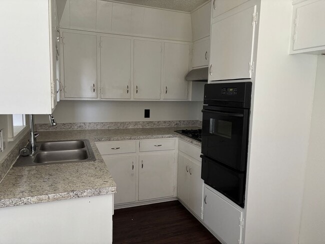 Building Photo - 4/1.5/1 Brick Home in Quiet South Sherman Neighborhood