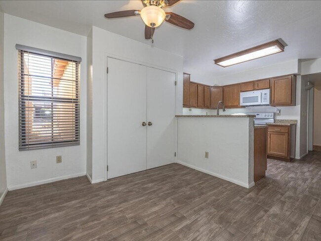 Building Photo - 3 Bedroom, 2.5 Bath