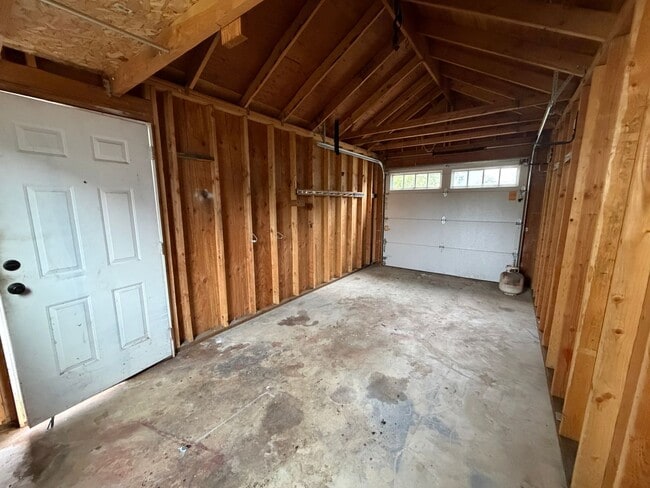 Building Photo - 3 Bedroom 1.5 Bath Single Family house on ...