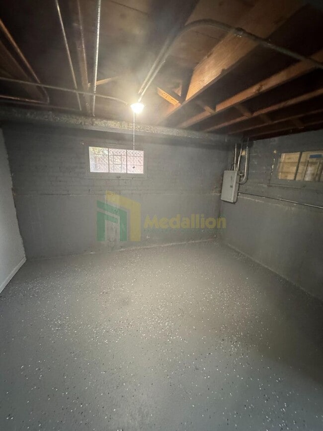 Building Photo - Brick Bungalow 4 bed 2 bath + Bonus area i...