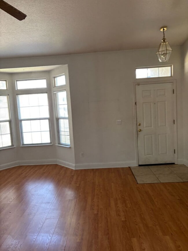 Building Photo - 2 WEEKS FREE RENT November Special