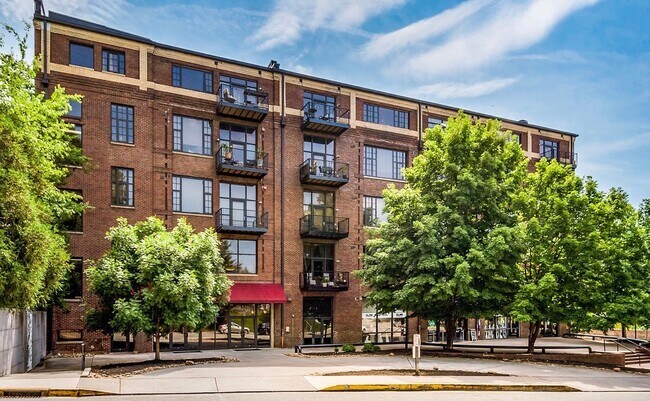 Building Photo - 1060 Worlds Fair Park Dr