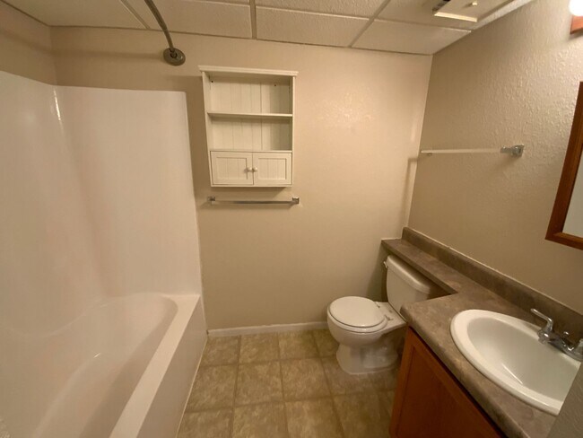 Building Photo - 3 Bedroom 2 Bathroom Duplex