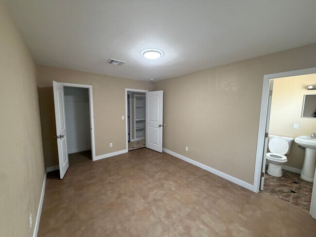 Building Photo - 5810 W Earll Dr