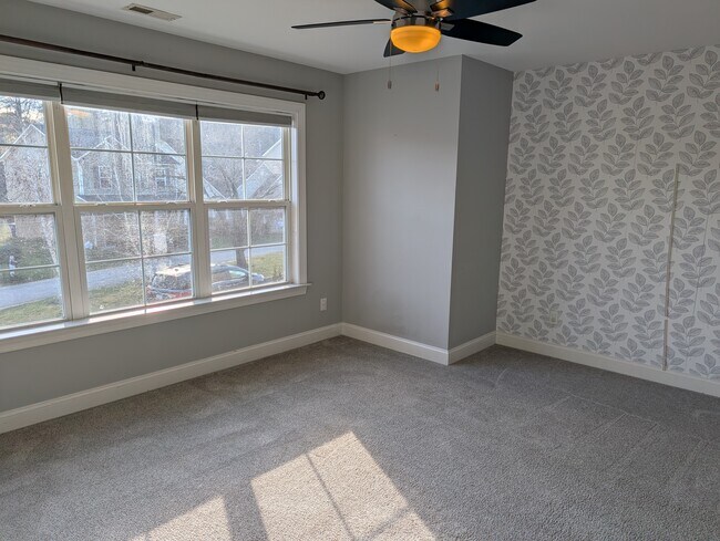 Building Photo - 6 Maxim Ct