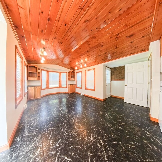 Building Photo - Newly updated 5 bedroom 2 bathroom home