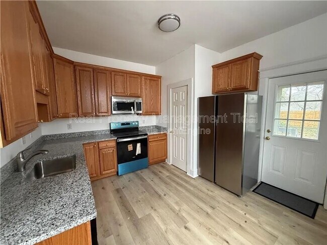 Building Photo - 1020 23rd St