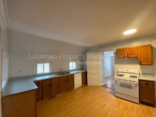 Building Photo - 743 Academy St