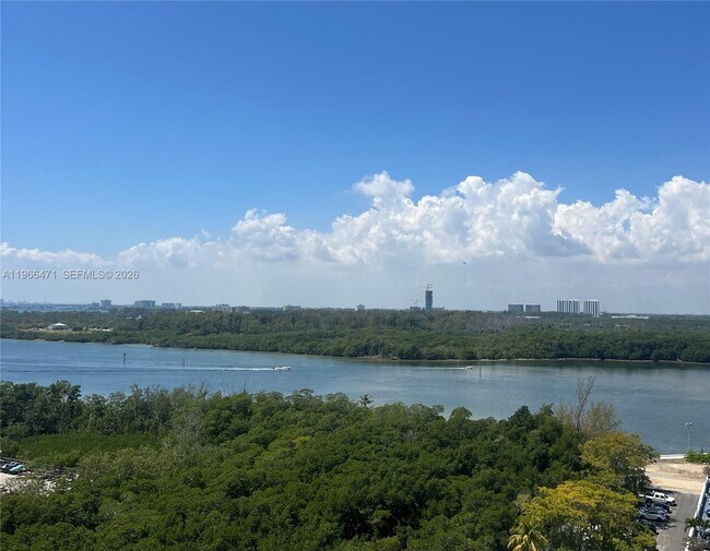 Building Photo - 100 Bayview Dr