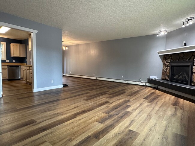 Building Photo - Spacious home / 2 car garage / No pets sorry