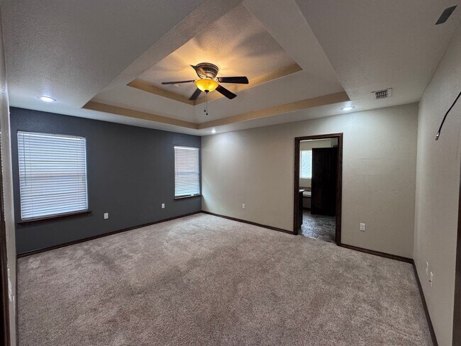 Building Photo - Beautiful 4 bed 2 bath home Available Now!
