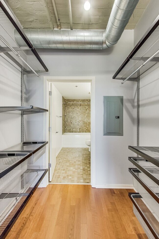 Building Photo - SW CORNER 2 BED / 2 BATH CONDO IN UNIVERSI...