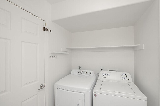 Building Photo - Gorgeous 4-Bedroom Home in Prime 85254 Loc...