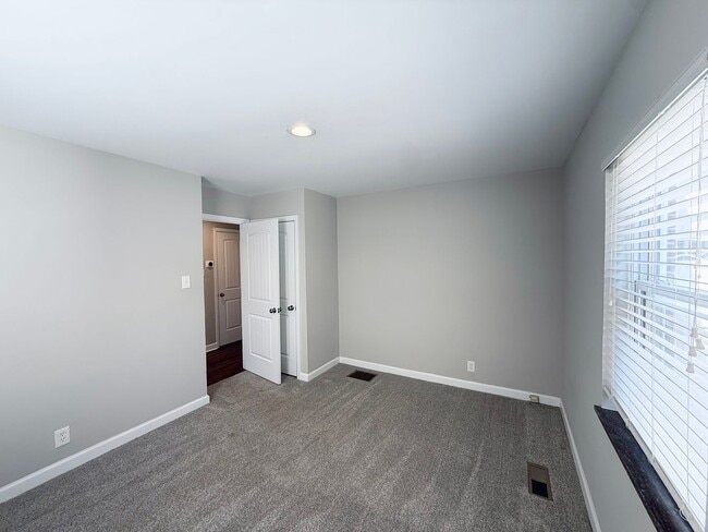 Building Photo - Fully Renovated 3-Bedroom 3-Bathroom Gem in Cincinnati!