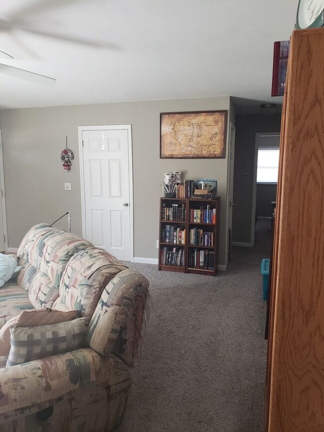 Building Photo - 3bed/1bath in Kenwood neighborhood