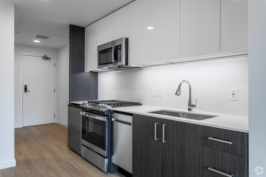 The Sutton 1550 NW Naito Pky Portland OR 97209 Apartment Finder