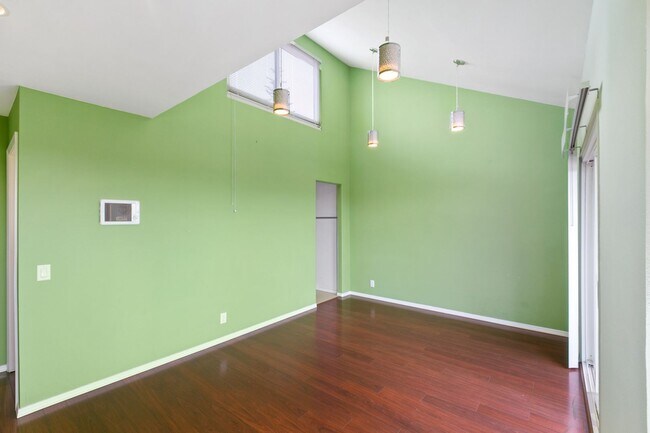 Building Photo - Woodlands South - La Jolla Townhome