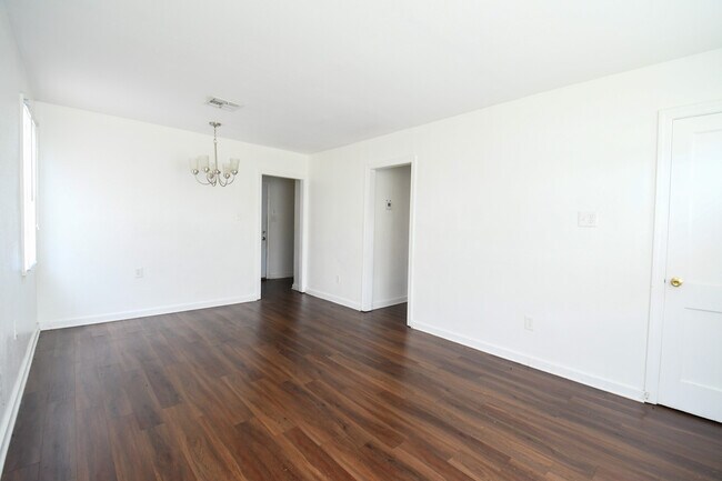 Building Photo - 2701 Rose Dr