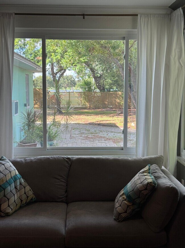 Building Photo - 521-512 12th Ave N