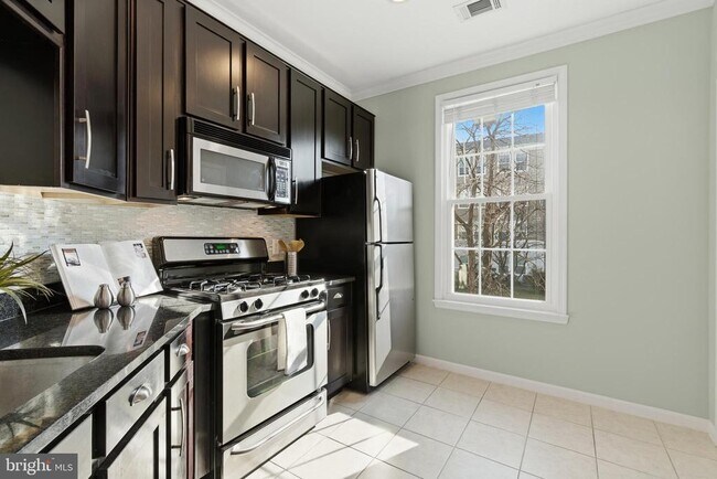 Building Photo - 2465 Army Navy Dr