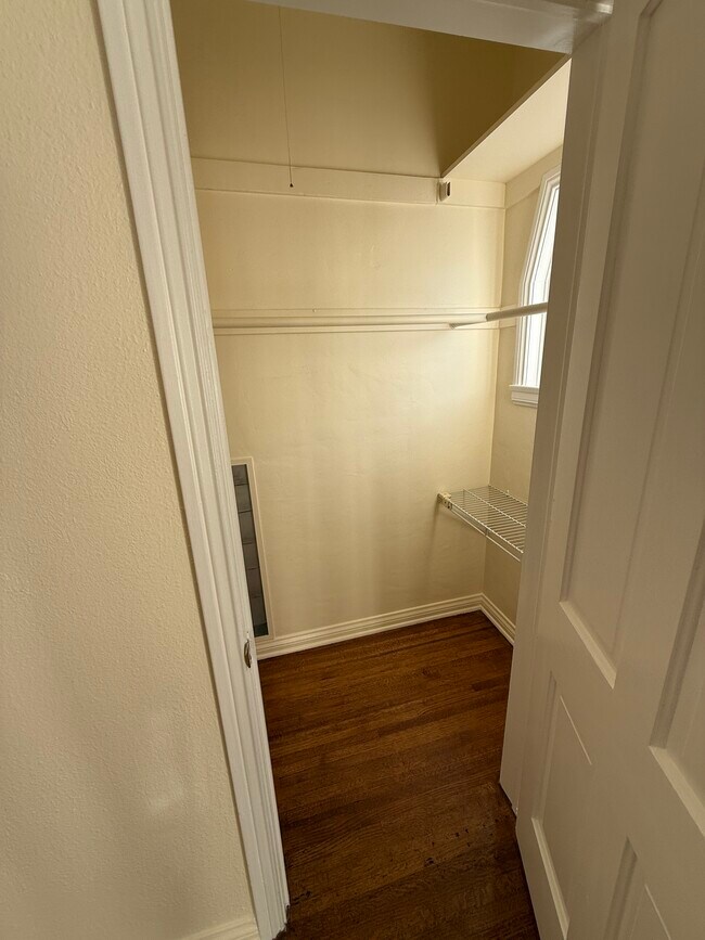 Building Photo - 5906 San Vicente Blvd