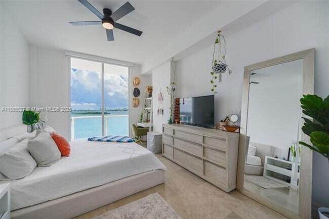 Building Photo - 725 NE 22nd St