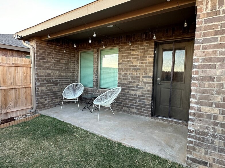 Backyard patio - 75 Windsor Ct