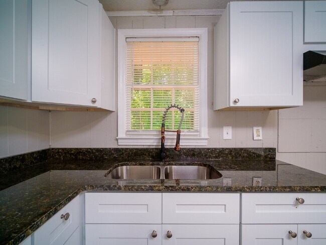 Building Photo - "Charming 3-Bedroom Retreat in Kings Mountain - Cozy 1050 sqft Home!"