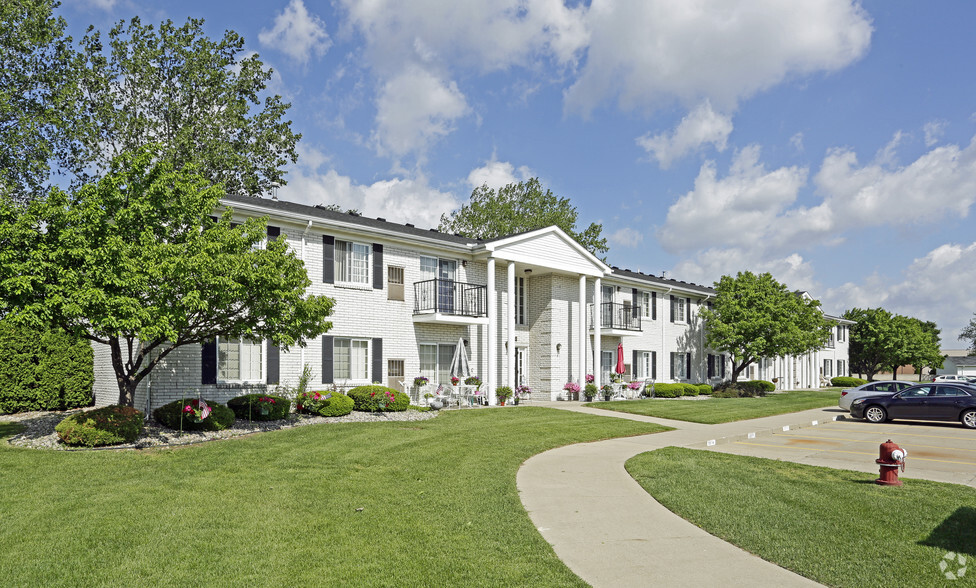 Primary Photo - Lakeside Apartments