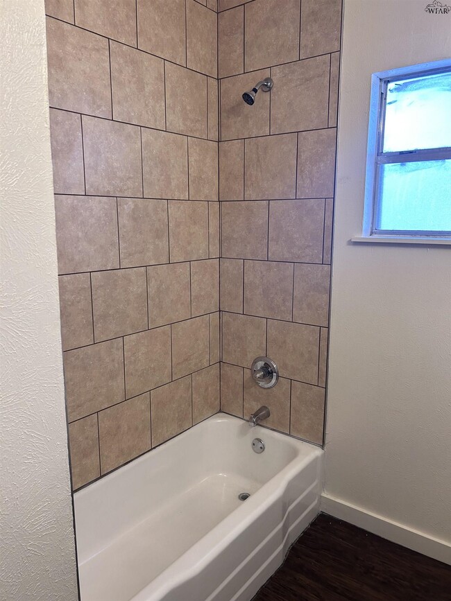 Building Photo - 1643 Pearl Ave