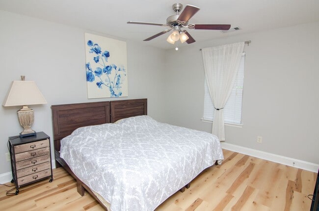 Building Photo - Furnished rental
