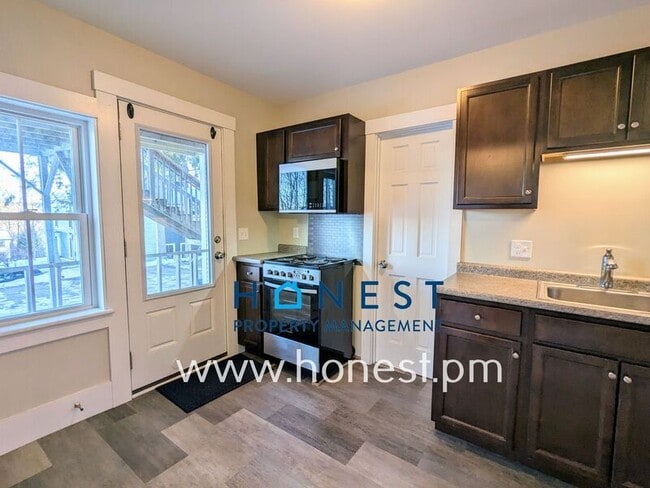 Building Photo - 18 Warren St