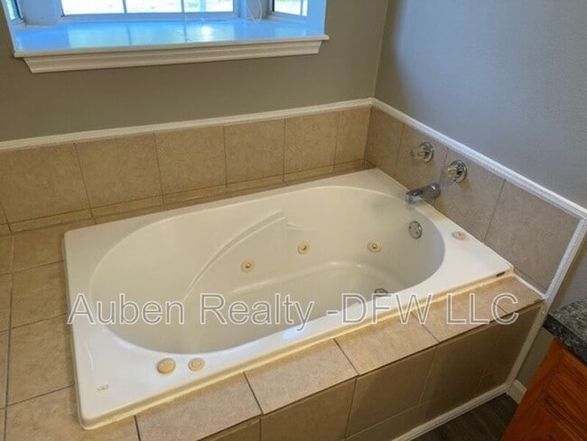 Building Photo - 206 Honey Bee Dr