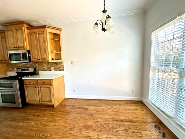 Building Photo - 4852 Knollview Dr