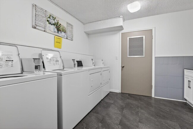 Building Photo - 9101 Jacaranda Ln