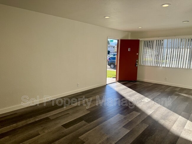 Building Photo - 1053 W Hamilton Ave