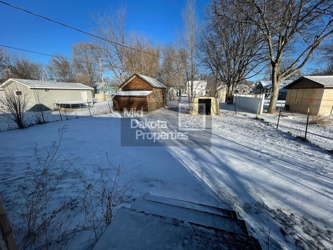 Building Photo - 1020 E 1st- 2 bedroom house with garage