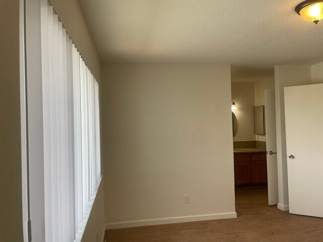 Building Photo - 3 Bedroom, 1.5 Bath Home in Parkway Neighborhood