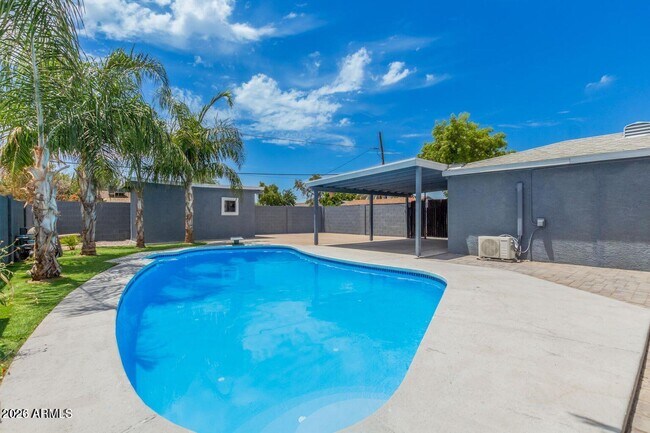 Building Photo - 2441 E Edgemont Ave