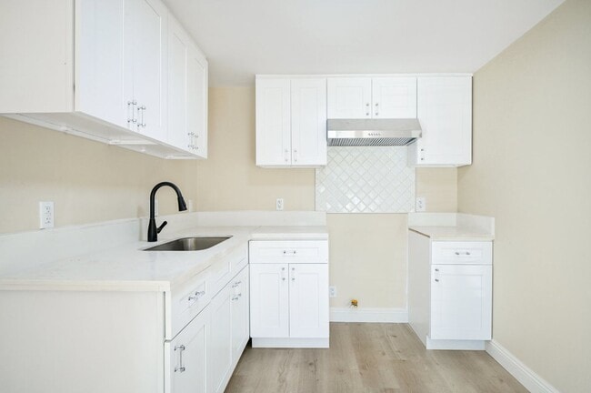 Building Photo - ? 1-Bedroom Gem in Claremont – Utilities I...