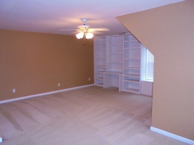 Building Photo - Spacious 2 story with double garage in Jam...