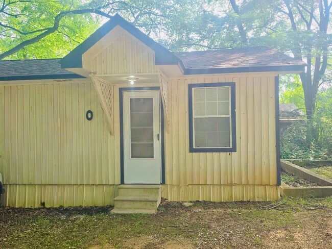 Building Photo - One Bedroom Efficiency